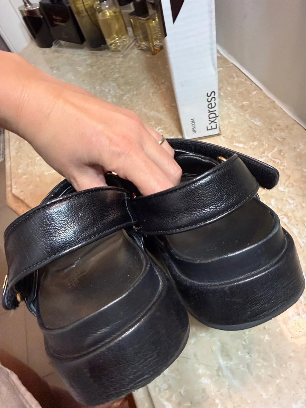 Tory Burch Black Leather woman Sandals with Gold Logo Accents - Picture 7 of 7